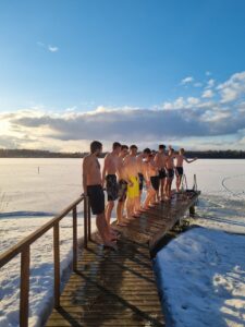 jäisen järven laiturilla henkilöitä menossa avantoon