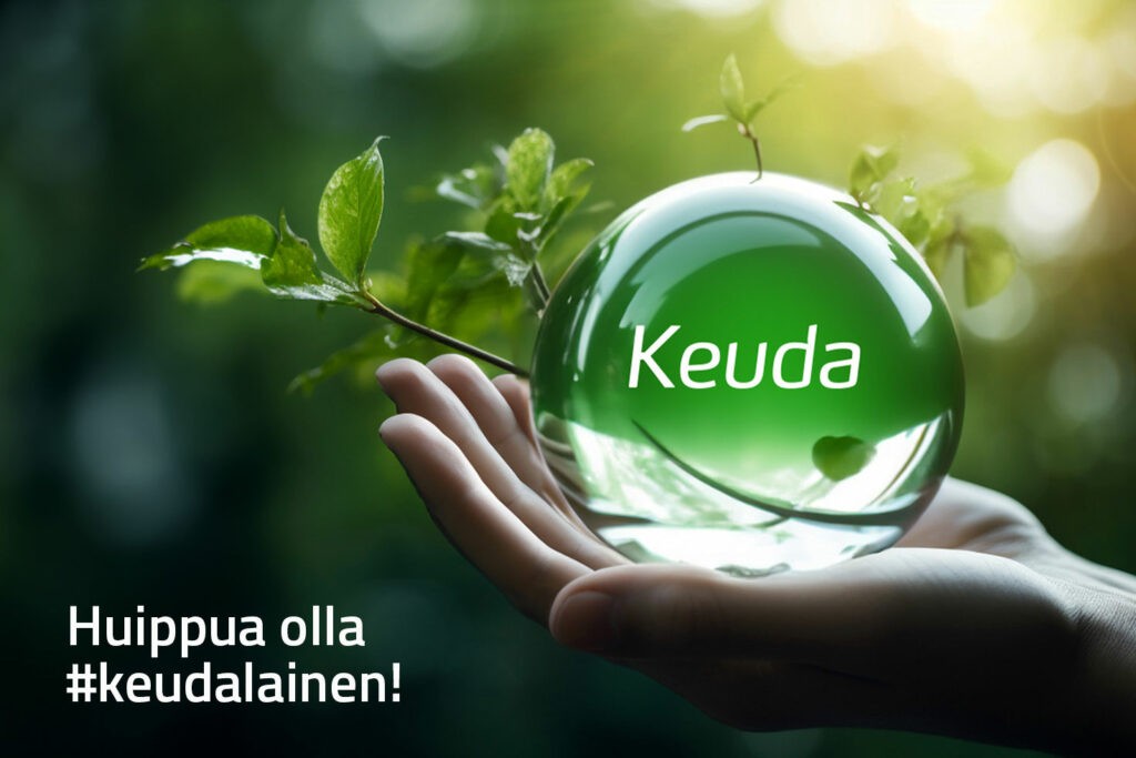 Teksti Huippua olla #keudalainen vihertävällä pohjalla. Käden päällä läpikuultava vihreä pakko jossa lukee Keuda. Lehtipuun oksia pallon takana,